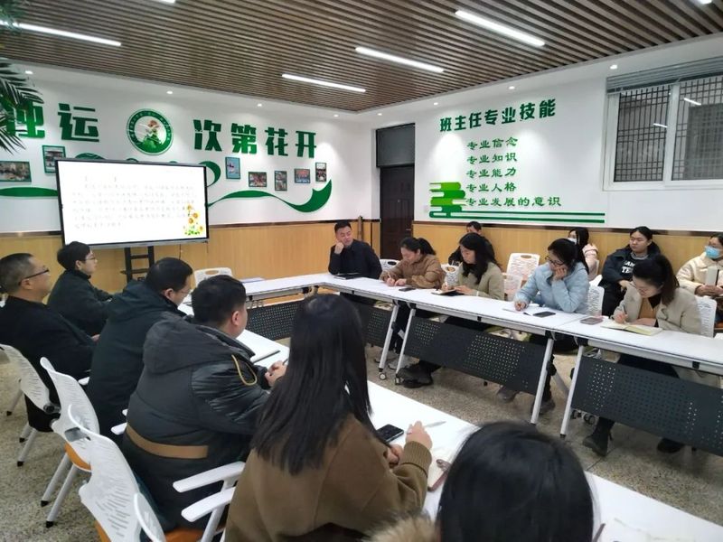繁中求序找方法 煩中找樂調(diào)心態(tài)——新鄉(xiāng)市第十中學(xué)班主任工作室研討會(huì)（三）
