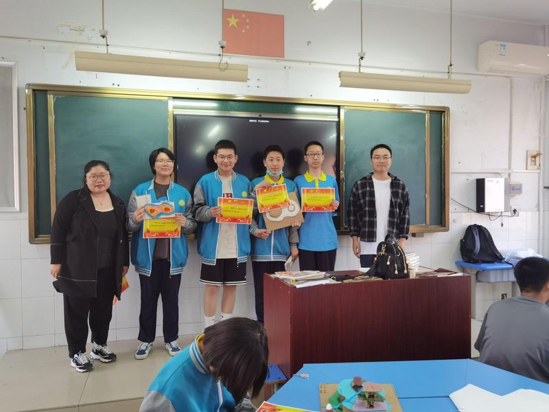 《動(dòng)手實(shí)踐，悅享生活》科學(xué)式綜合活動(dòng)實(shí)踐課——等高線地形圖模型制作