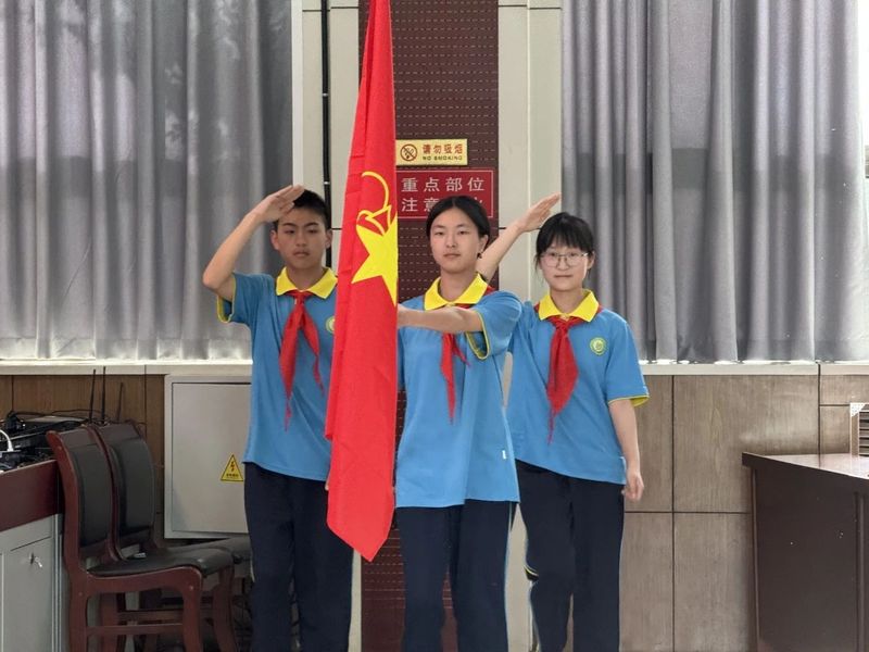聽黨話 跟黨走 展青春擔(dān)當(dāng)——新鄉(xiāng)市第十中學(xué)2025年離隊(duì)入團(tuán)儀式